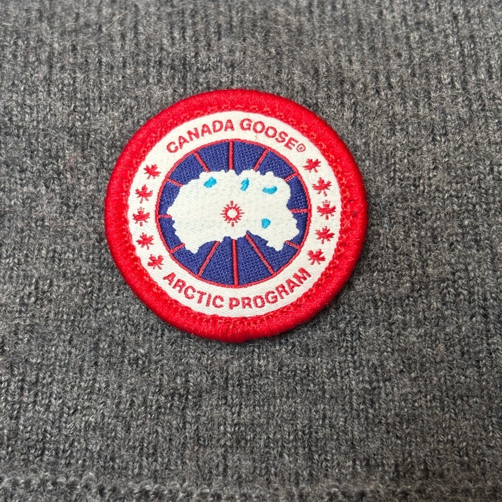 Canada Goose Men's Grey Knit Beanie with Logo Patch - Picture 4 of 16